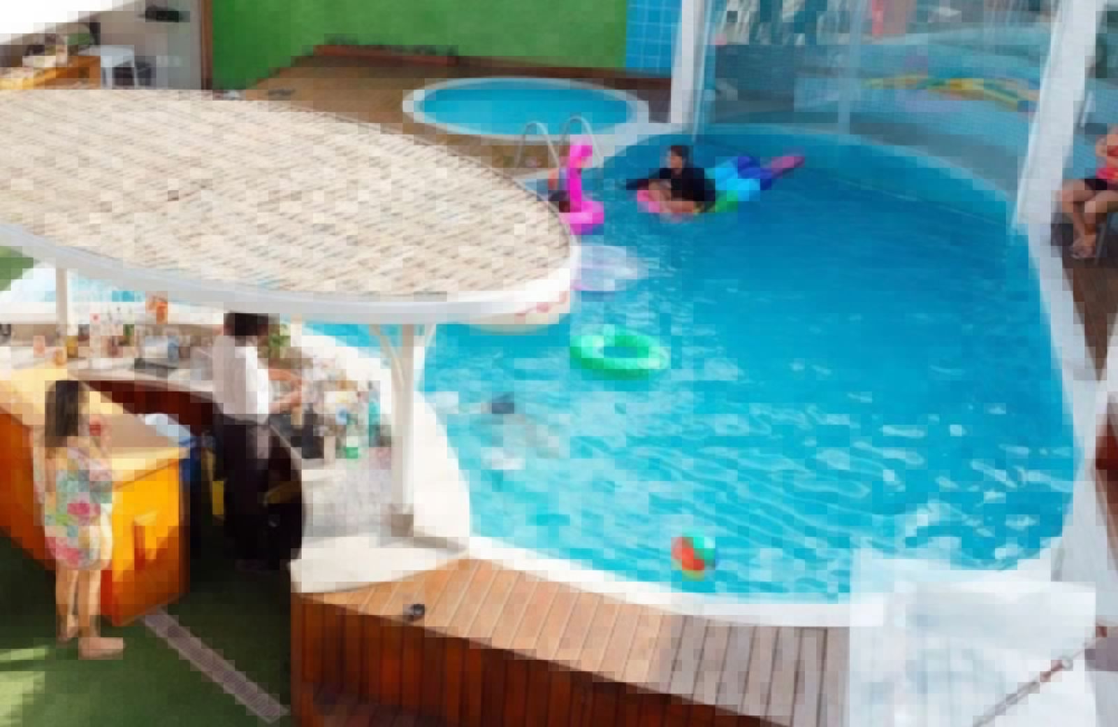 Criança tem braço preso em cano de piscina durante festa em Niterói. Acidente gerou pânico entre familiares e convidados