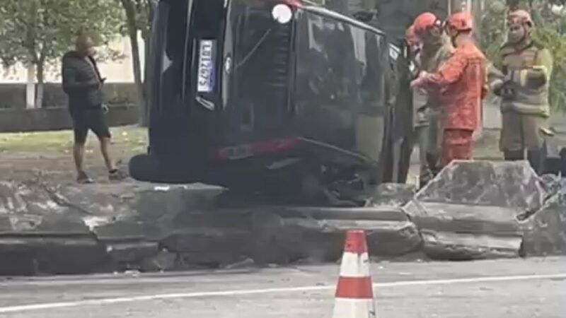 Acidente no Centro de Niterói deixa duas pessoas feridas após capotamento