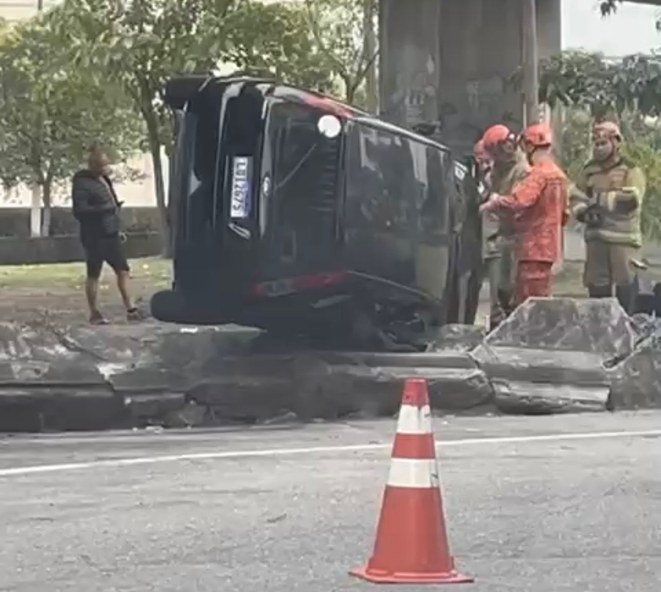 Acidente no Centro de Niterói deixa duas pessoas feridas após capotamento
