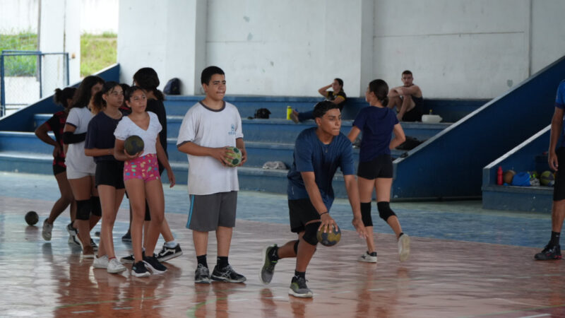 São Gonçalo investe em escola de handebol gratuita para crianças
