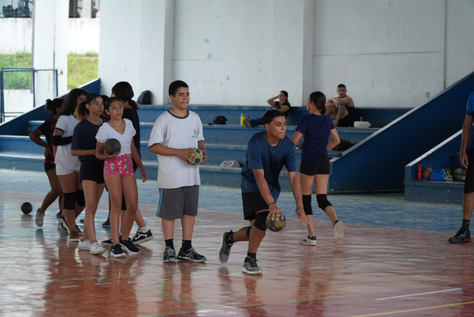 São Gonçalo investe em escola de handebol gratuita para crianças