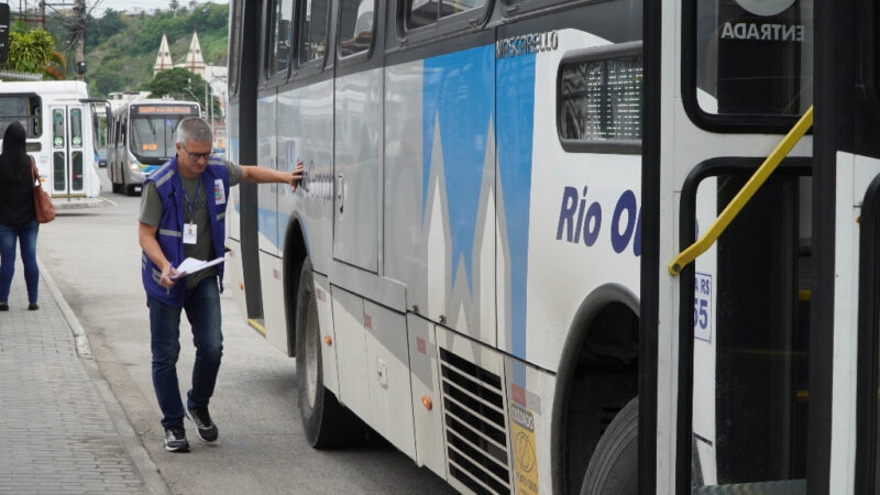 Secretaria de Transportes fiscaliza ônibus municipais no Centro de São Gonçalo