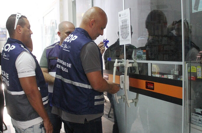 São Gonçalo fiscaliza lojas de conserto de celulares e interdita duas