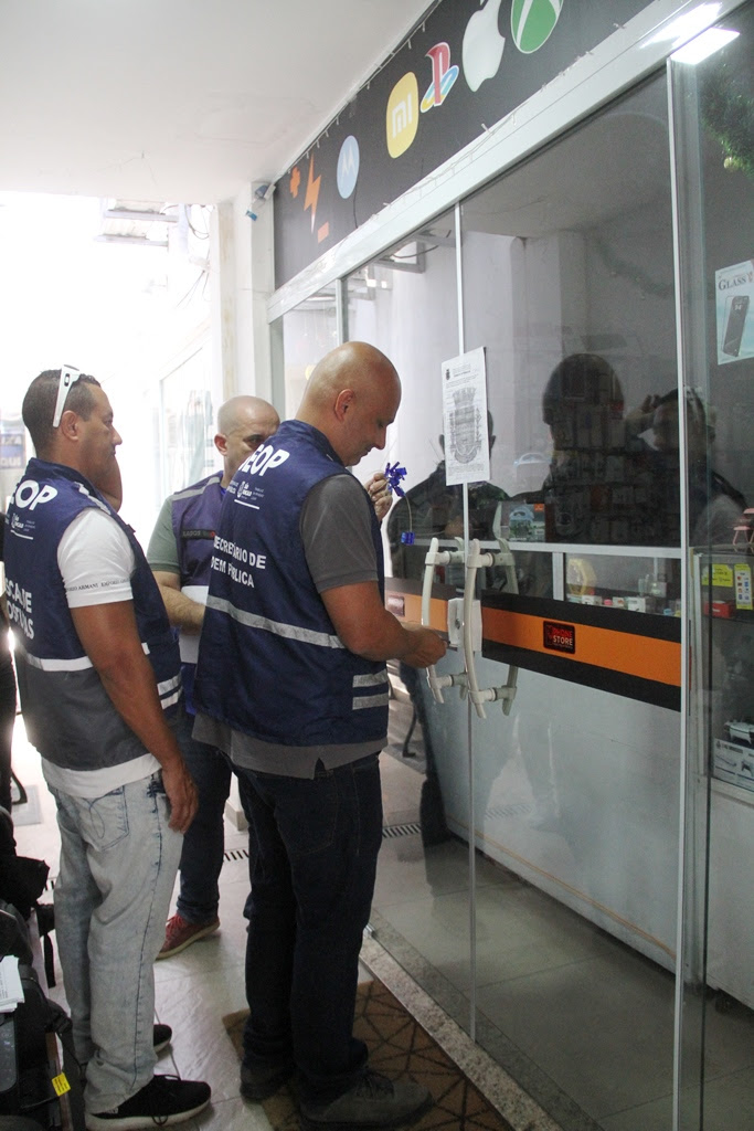 São Gonçalo fiscaliza lojas de conserto de celulares e interdita duas