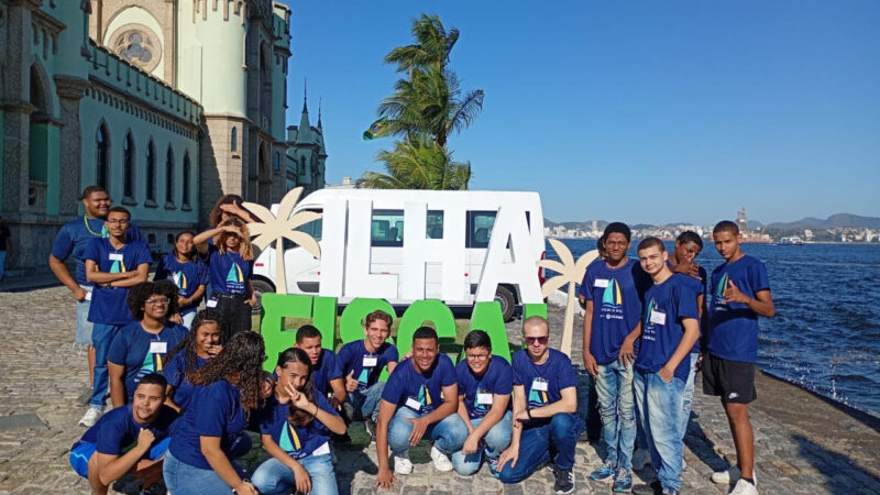 Estudantes de São Gonçalo visitam a Ilha Fiscal