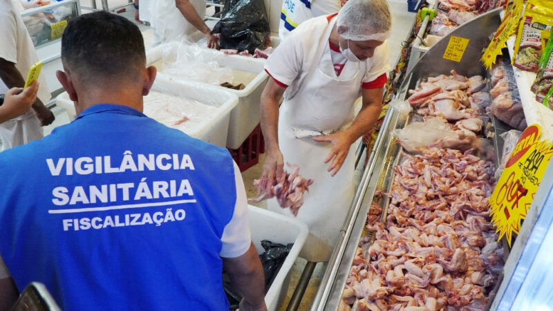 Vigilância Sanitária faz interdição parcial de mercado em São Gonçalo