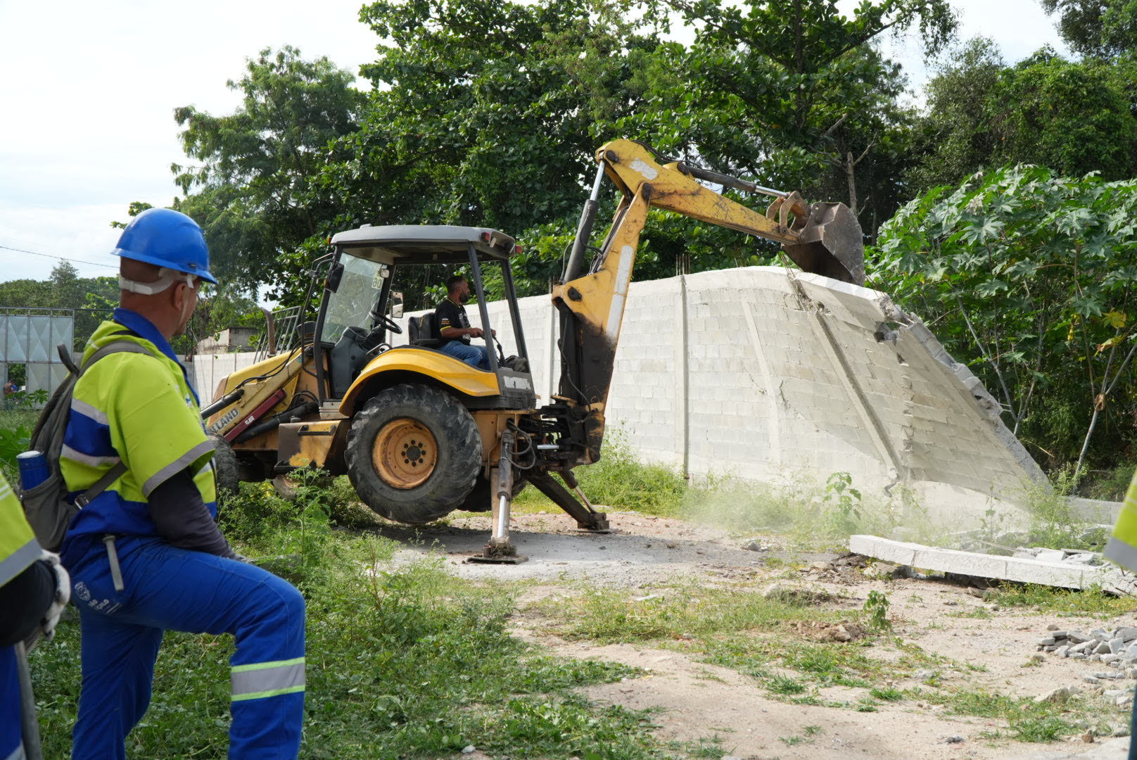 São Gonçalo realiza demolição em Área de Preservação Permanente (APP) de manguezal