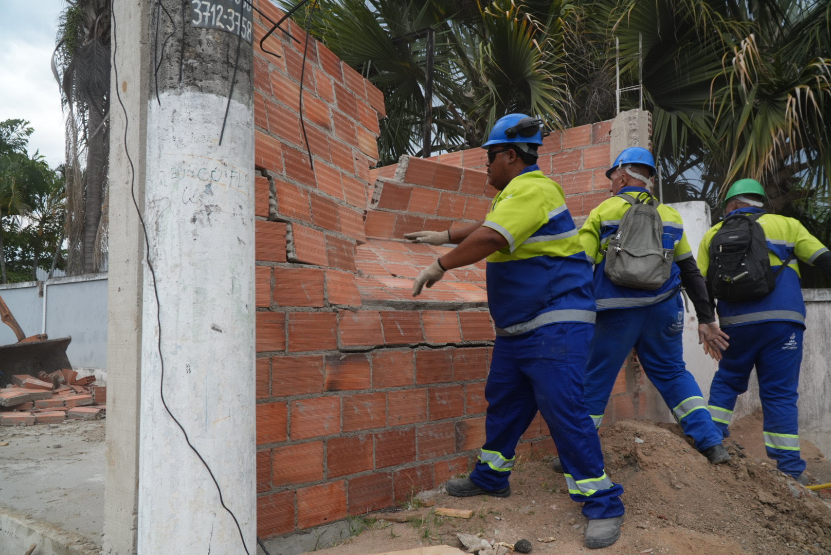 São Gonçalo impede avanço irregular sobre calçada em Guaxindiba