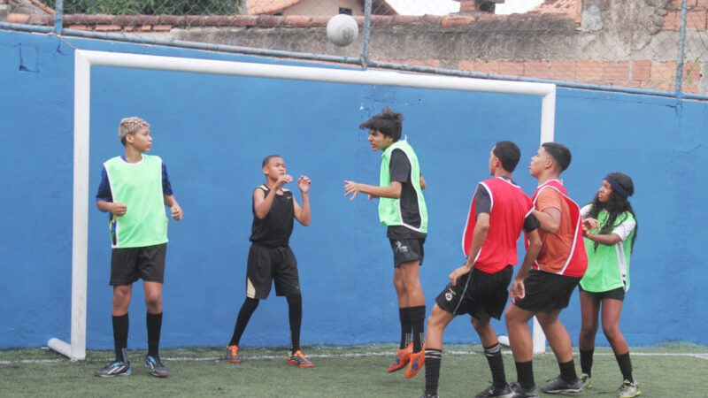 Projeto Saúde em Movimento oferece aulas gratuitas de futebol no Porto Novo