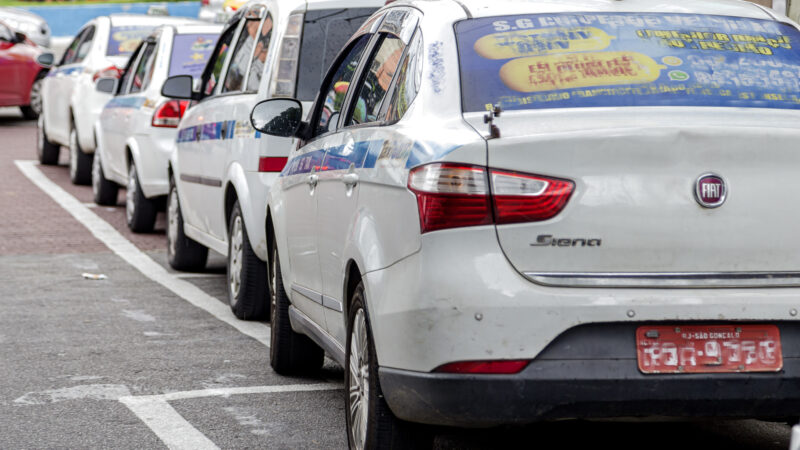 Prefeitura autoriza cobrança da Bandeira 2 por taxistas em dezembro