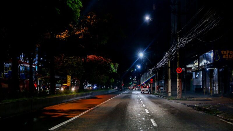 Policiais do 12º BPM são recebidos a tiros na Comunidade Vila Ipiranga, no Fonseca, na noite deste domingo (23)