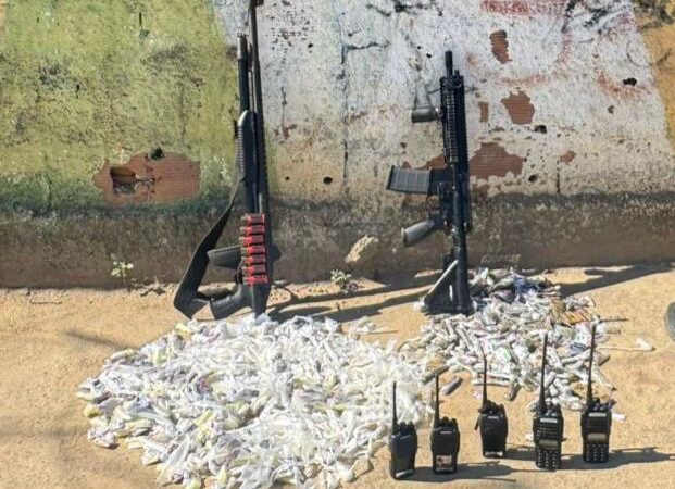 Ação do 7º BPM resulta na prisão de quatro homens e apreensão de armas, drogas e veículo em São Gonçalo