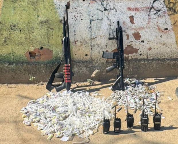 Ação do 7º BPM resulta na prisão de quatro homens e apreensão de armas, drogas e veículo em São Gonçalo