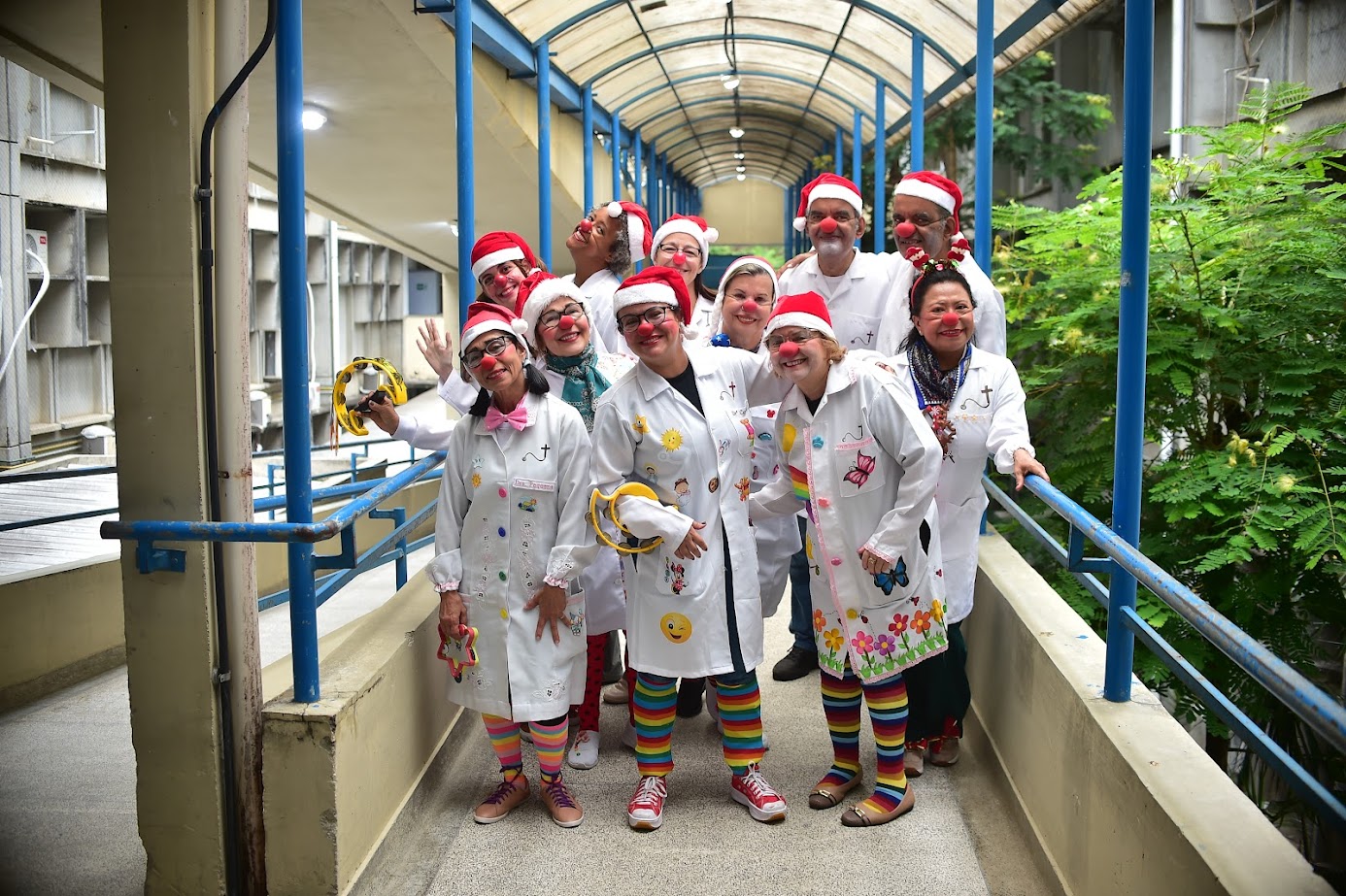 Papai Noel leva alegria a pacientes do Hospital Municipal Carlos Tortelly, em Niterói