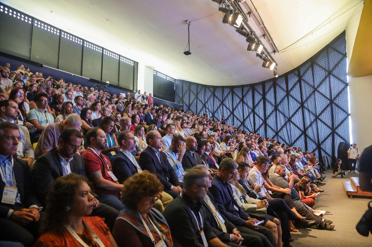 Dezenas de prefeitos de cidades da América Latina visitam o Centro Integrado de Segurança Pública de Niterói