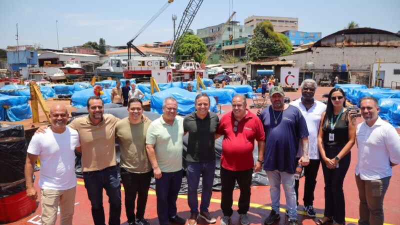 Prefeito Rodrigo Neves realiza vistoria técnica nas balsas com fogos para o Réveillon de Niterói