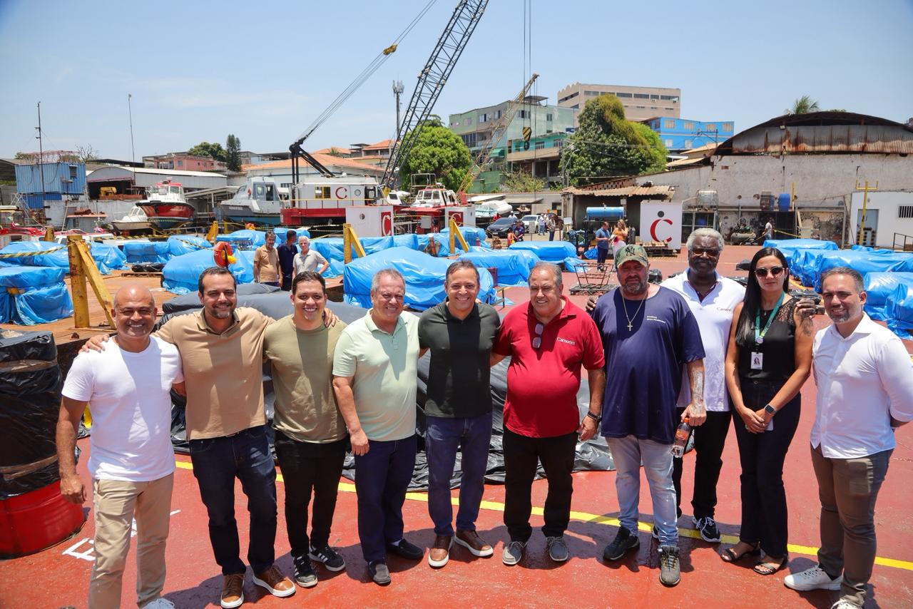 Prefeito Rodrigo Neves realiza vistoria técnica nas balsas com fogos para o Réveillon de Niterói