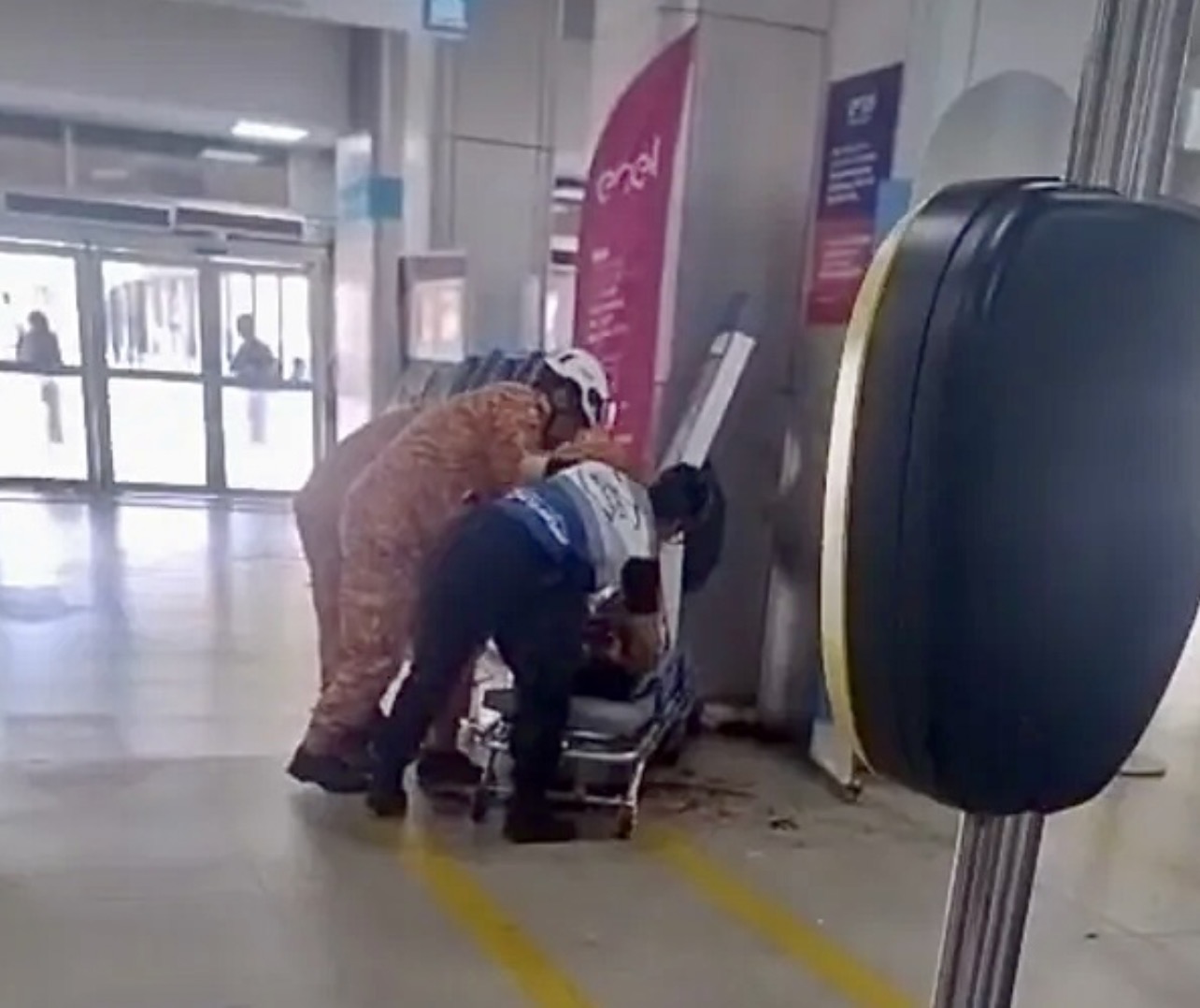 Mulher esfaqueada em frente às Barcas de Niterói: ataque causa pânico no início da tarde