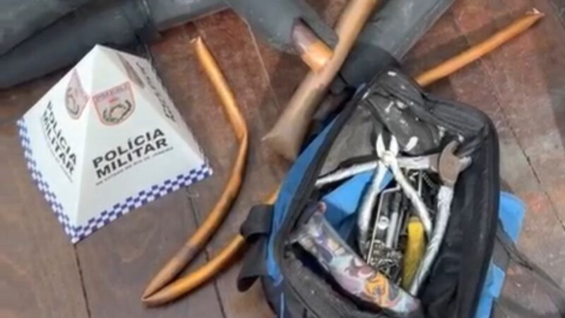 Homem com cinco passagens por furto é preso em flagrante após tentar levar fios de cobre de loja de telefonia no Centro de Niterói