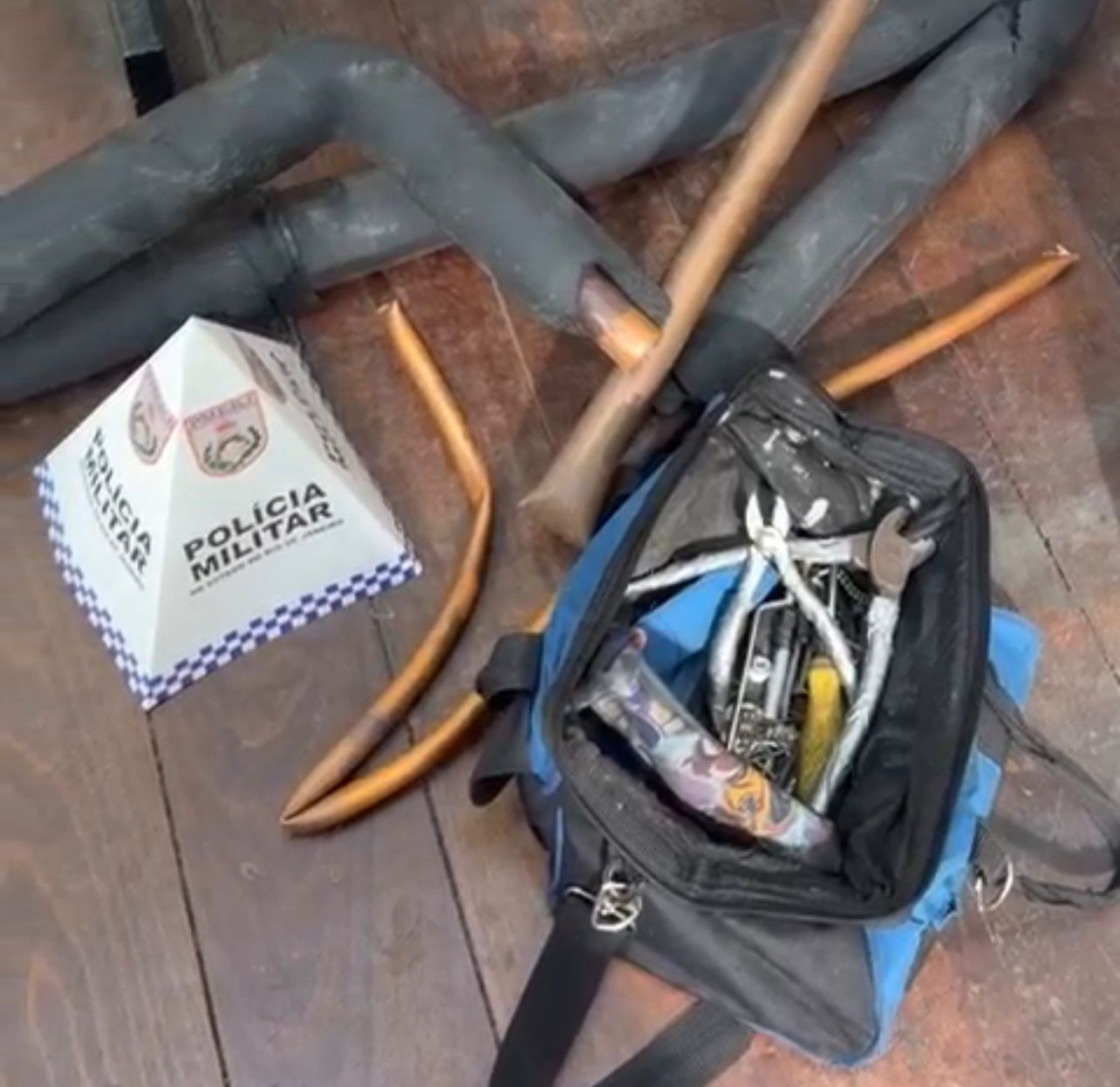 Homem com cinco passagens por furto é preso em flagrante após tentar levar fios de cobre de loja de telefonia no Centro de Niterói