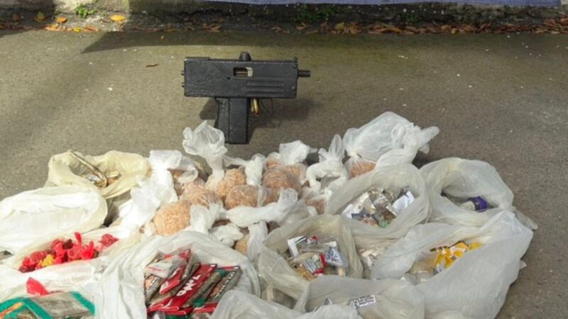 7º BPM firme no combate ao tráfico: segunda-feira começa com apreensão de arma e drogas em São Gonçalo