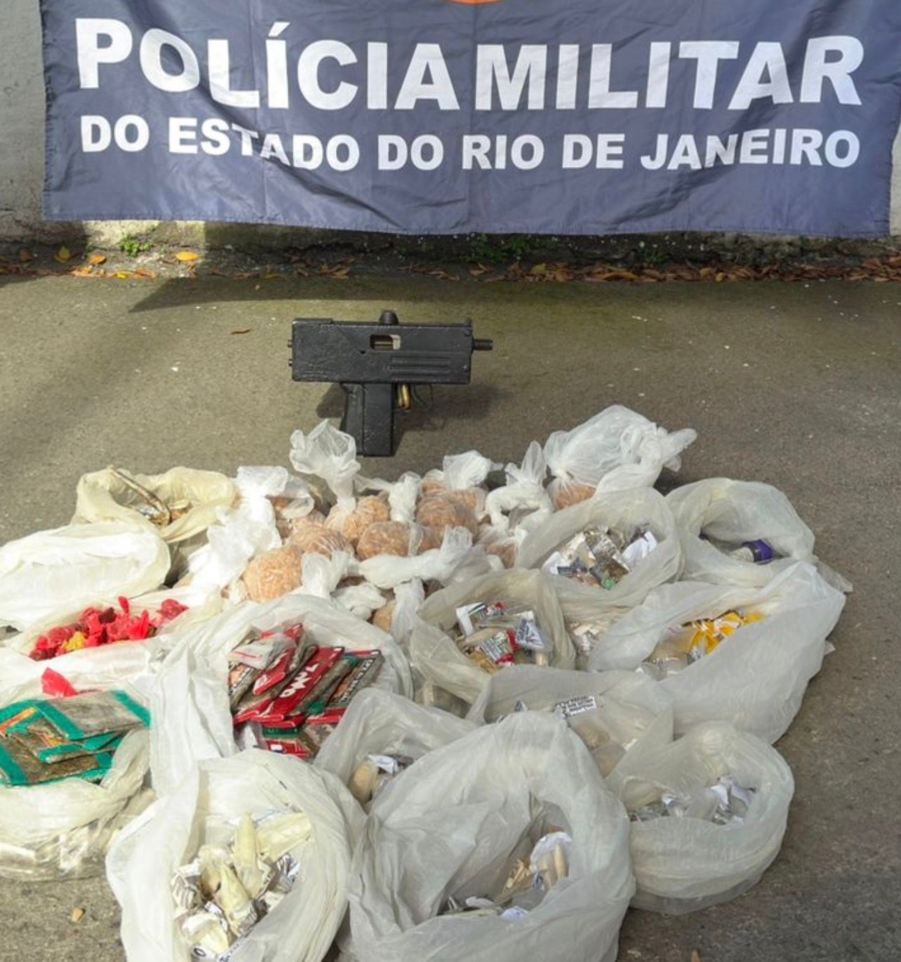 7º BPM firme no combate ao tráfico: segunda-feira começa com apreensão de arma e drogas em São Gonçalo