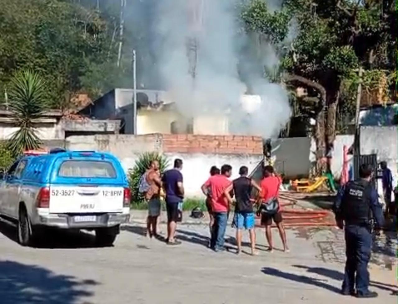 Policiais Militares do 12º Batalhão e populares salvam três crianças de incêndio criminoso provocado pela própria mãe em Várzea das Moças