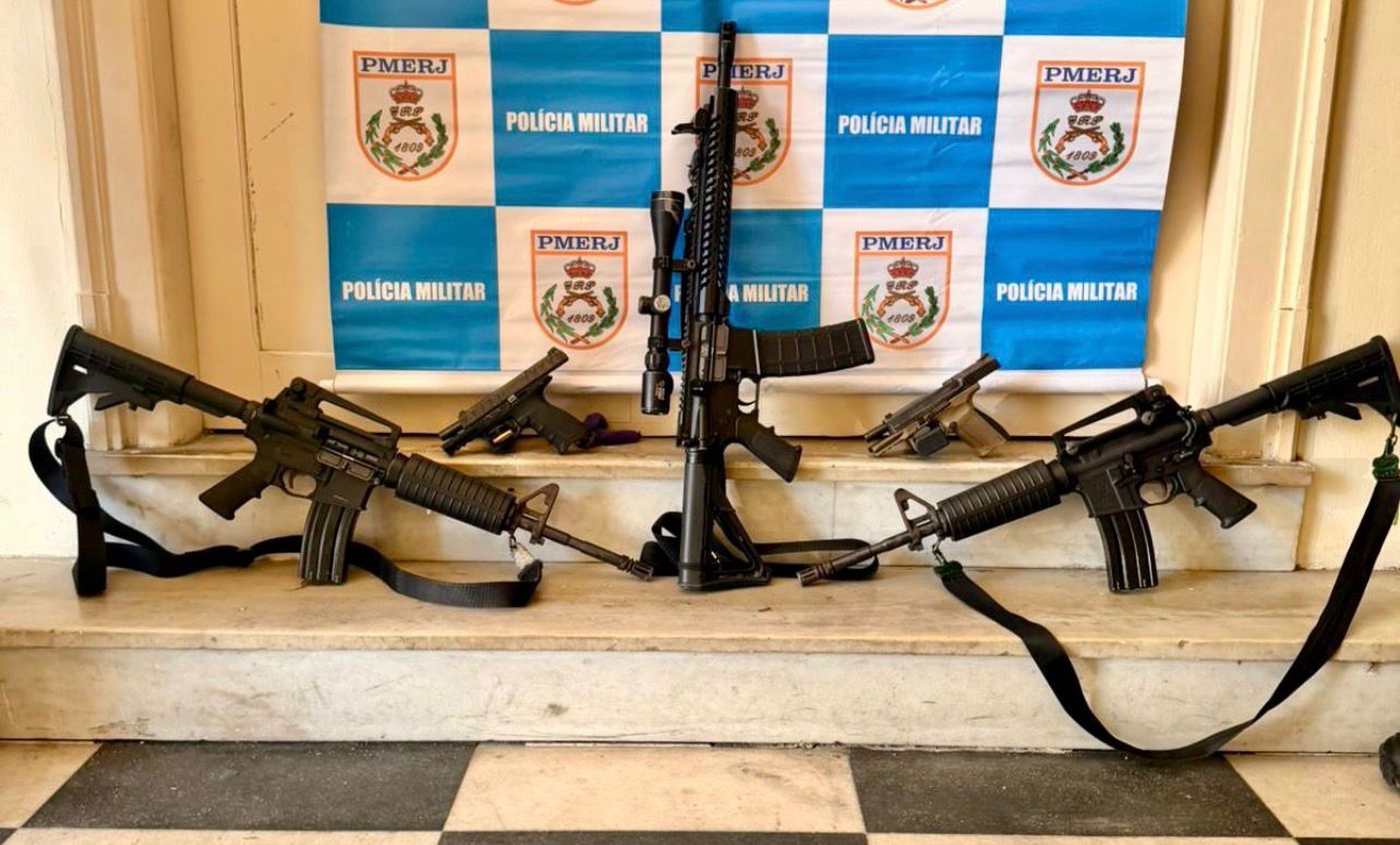 Baque no Morro do Estado: 12º Batalhão prende oito criminosos, apreende três fuzis e granada em megaoperação no Centro de Niterói