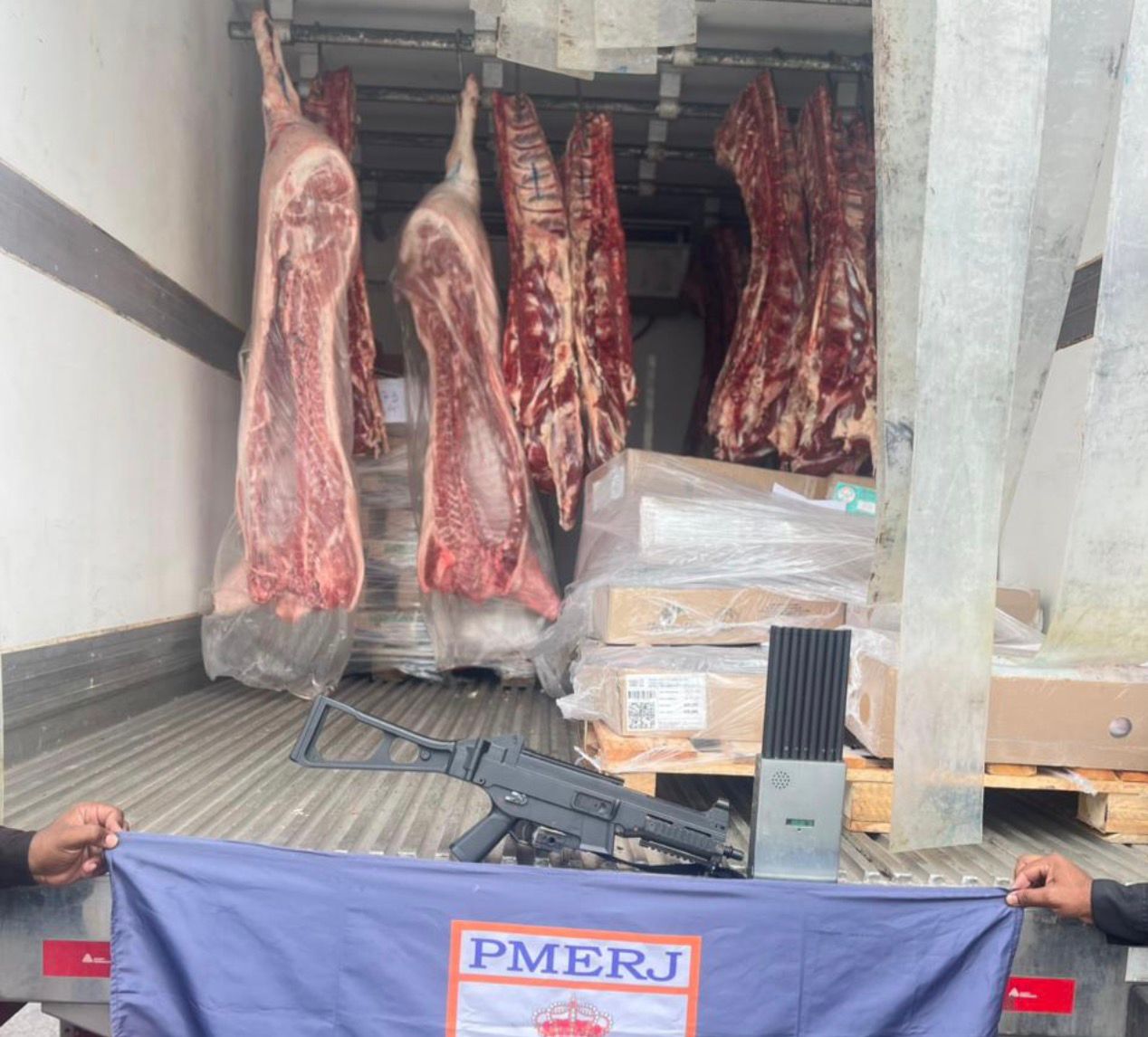Churrasco cancelado em São Gonçalo: Primeiro Batalhão frustra roubo de carga de carne e recupera caminhão