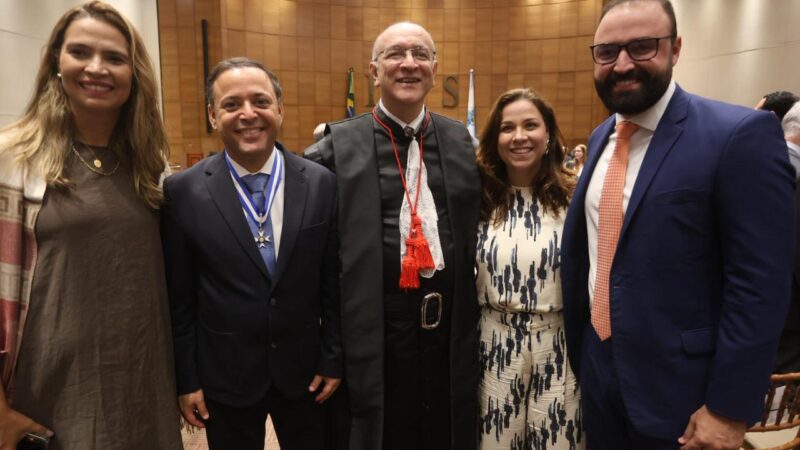 Prefeito de Niterói, Rodrigo Neves, é homenageado pelo TJ-RJ no Dia da Justiça