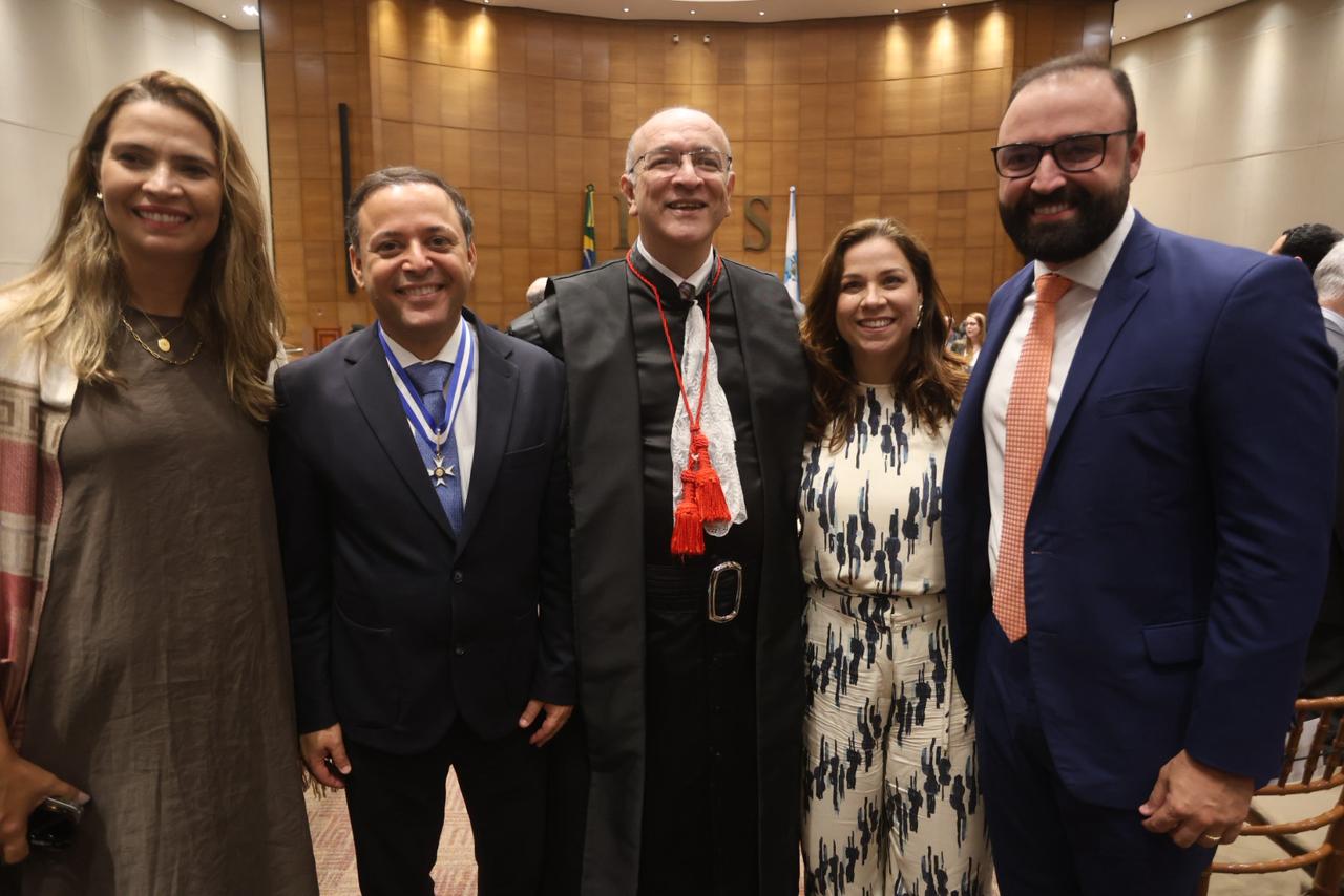 Prefeito de Niterói, Rodrigo Neves, é homenageado pelo TJ-RJ no Dia da Justiça