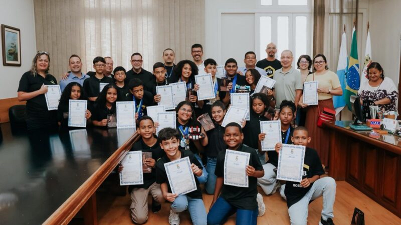 Estudantes da Rede Municipal de Niterói recebem homenagem na Câmara por destaque em robótica