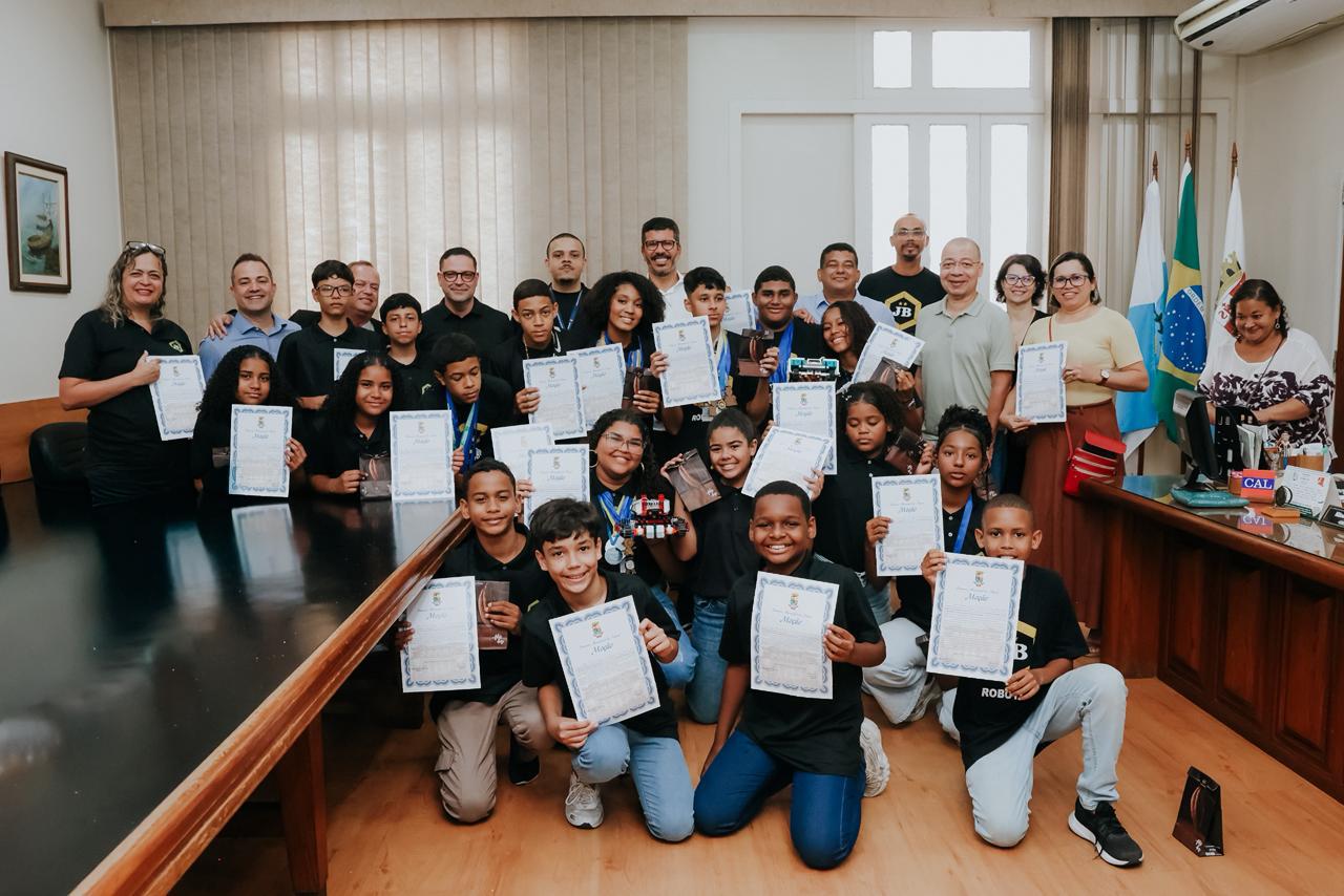 Estudantes da Rede Municipal de Niterói recebem homenagem na Câmara por destaque em robótica