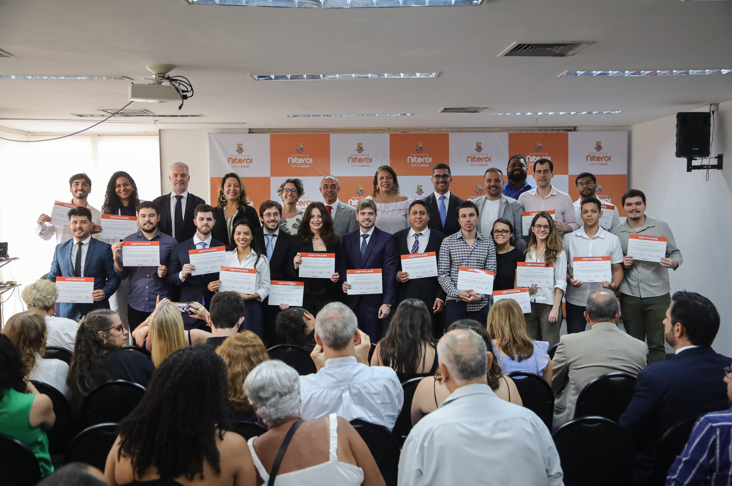 Prefeitura de Niterói dá posse a novos servidores concursados da Secretaria de Planejamento e da Controladoria Geral do Município