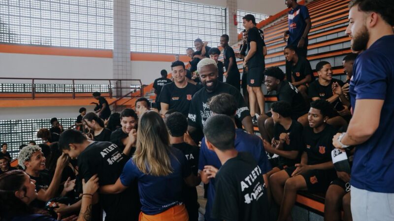 Judoca Rafaela Silva e influenciador Negrete visitam o CT Niterói Joga em Rede