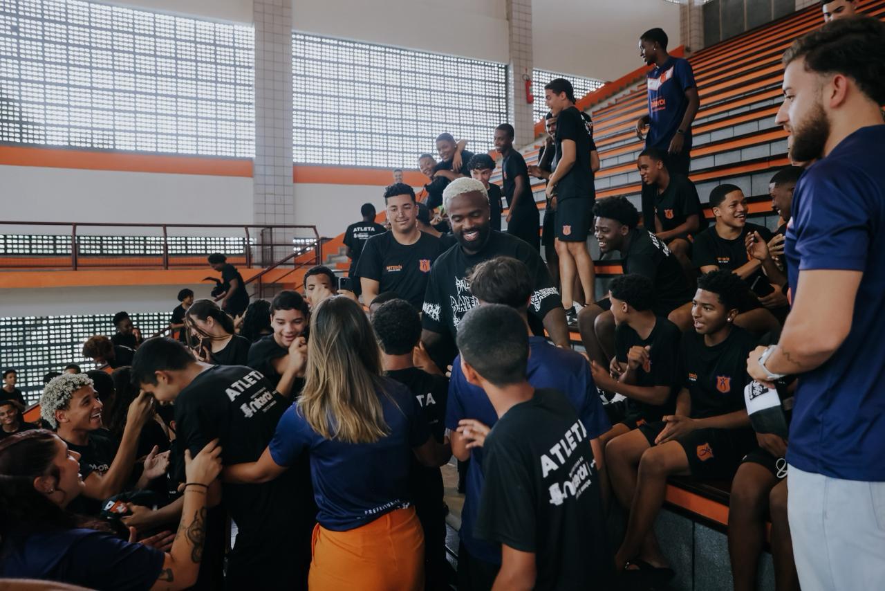 Judoca Rafaela Silva e influenciador Negrete visitam o CT Niterói Joga em Rede