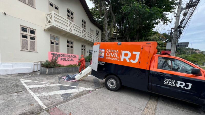 Corpo fica quase 12 horas dentro da comunidade do Preventório e só é retirado após ser colocado por Moradores na porta da 79º DP