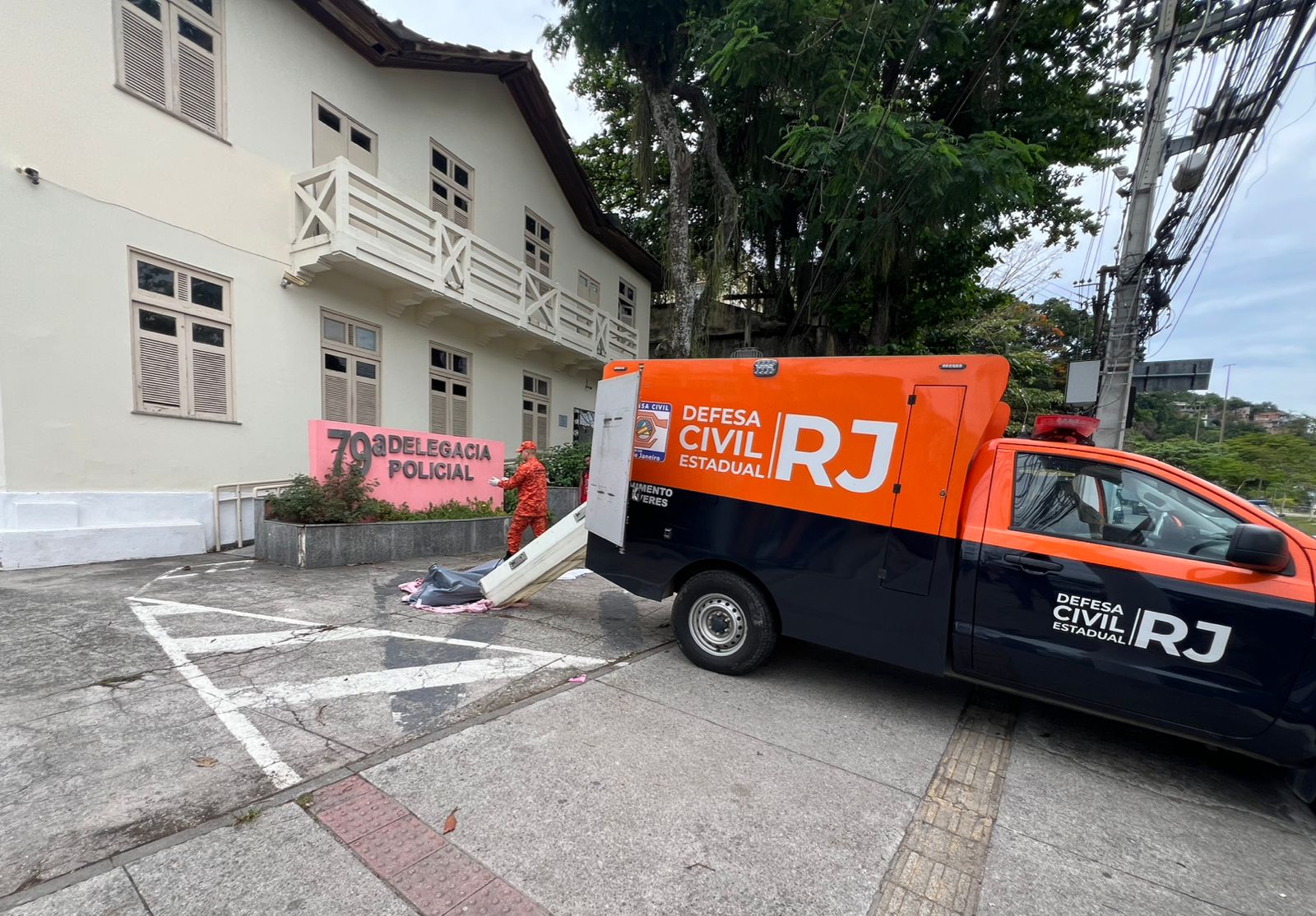 Corpo fica quase 12 horas dentro da comunidade do Preventório e só é retirado após ser colocado por Moradores na porta da 79º DP