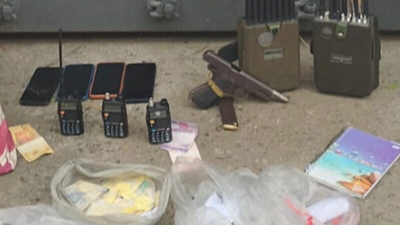 1º BPM apreende arma, rádios e drogas na Comunidade da Rua da Feira em São Gonçalo