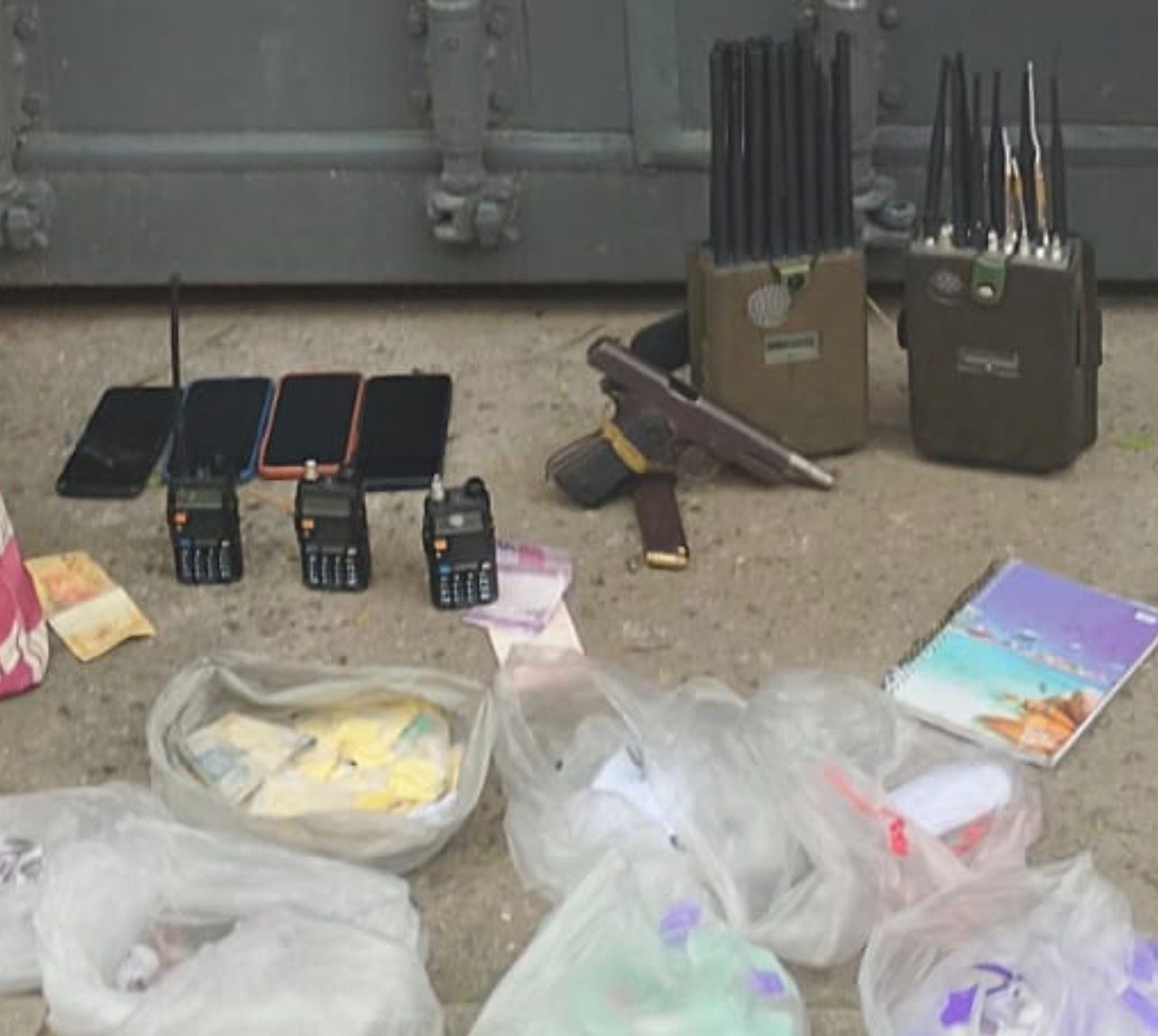 1º BPM apreende arma, rádios e drogas na Comunidade da Rua da Feira em São Gonçalo