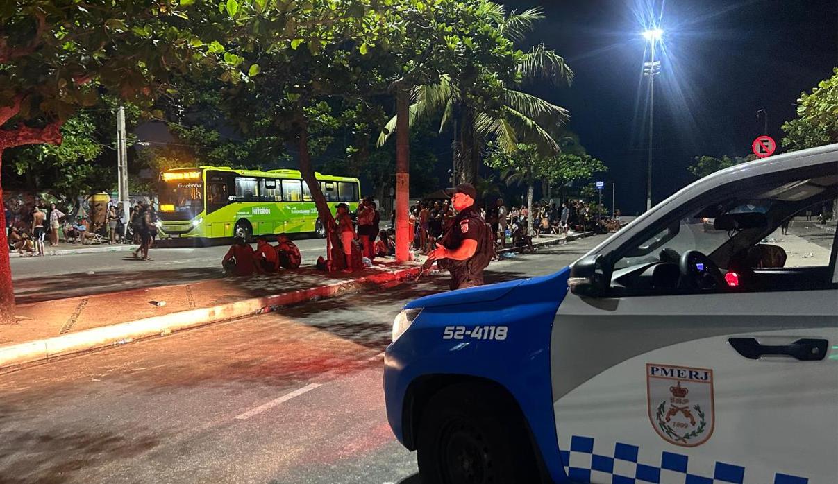 12º Batalhão reforça saídas de praia e evita desordem em Niterói