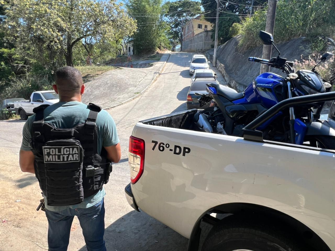 Operação da Polícia Civil com apoio da P2 do 12º BPM apreende veículos, armas e drogas na comunidade do Pé Pequeno, em Niterói