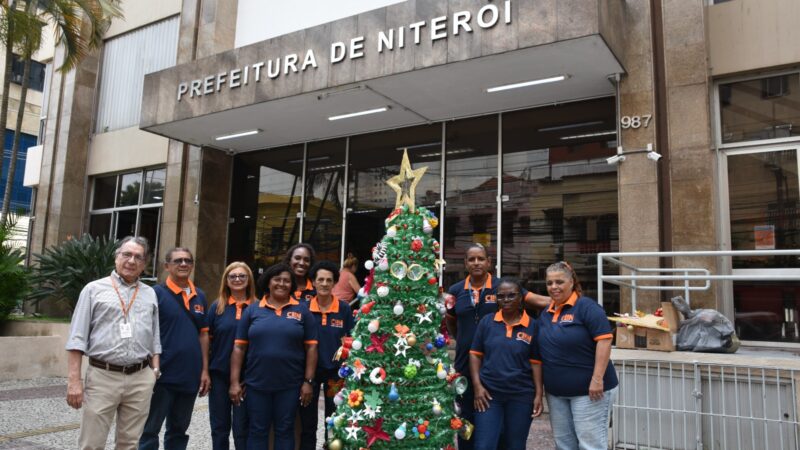 Companhia de Limpeza de Niterói inaugura Árvore de Natal sustentável na Prefeitura
