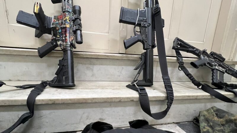 Operação no Morro do Estado termina com quatro presos e apreensão de três fuzis em Niterói