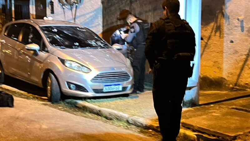 Homem executado dentro de carro em Santa Bárbara é identificado pela Delegacia de Homicídios de Niterói e São Gonçalo (DHNSG)