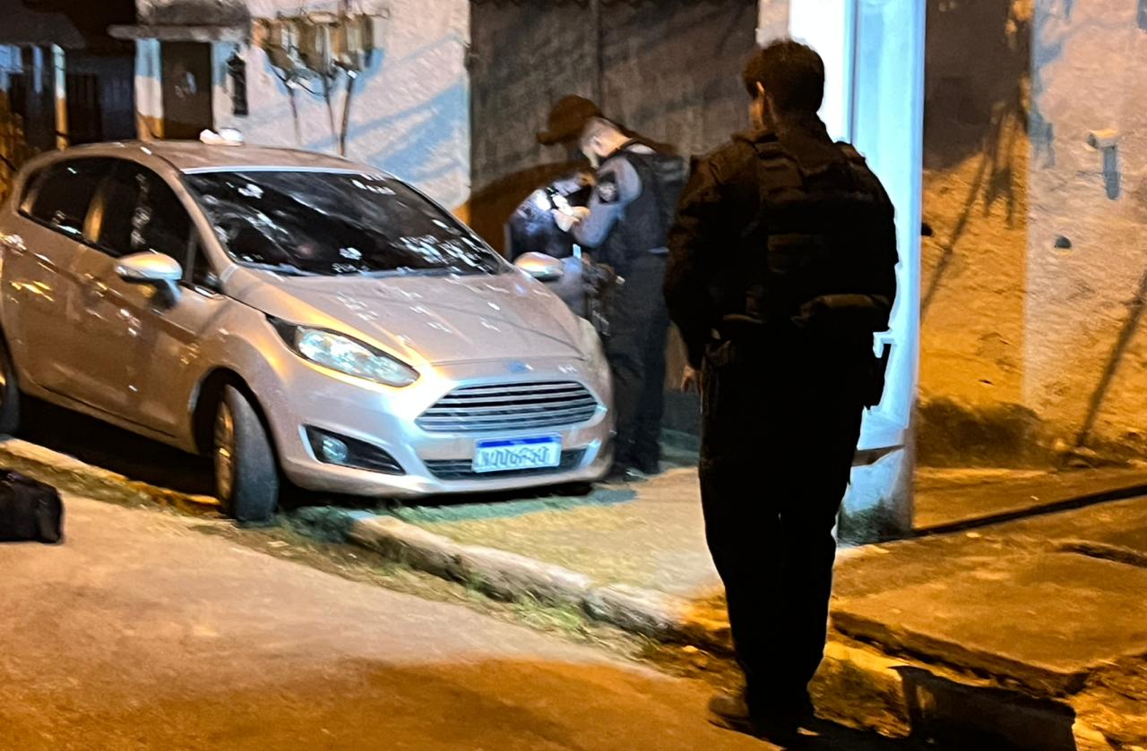 Homem executado dentro de carro em Santa Bárbara é identificado pela Delegacia de Homicídios de Niterói e São Gonçalo (DHNSG)