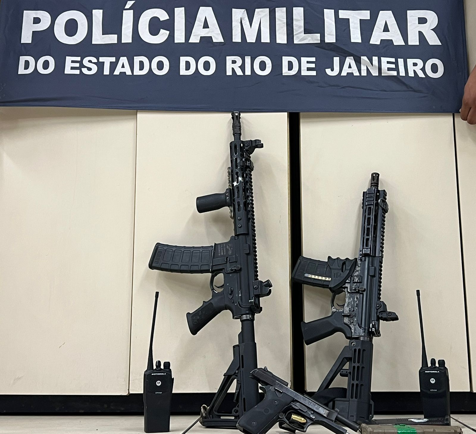 Polícia Militar recebe denúncia de criminosos armados na comunidade da Palmeira, no Fonseca e captura dupla do Rio (Vila Aliança)