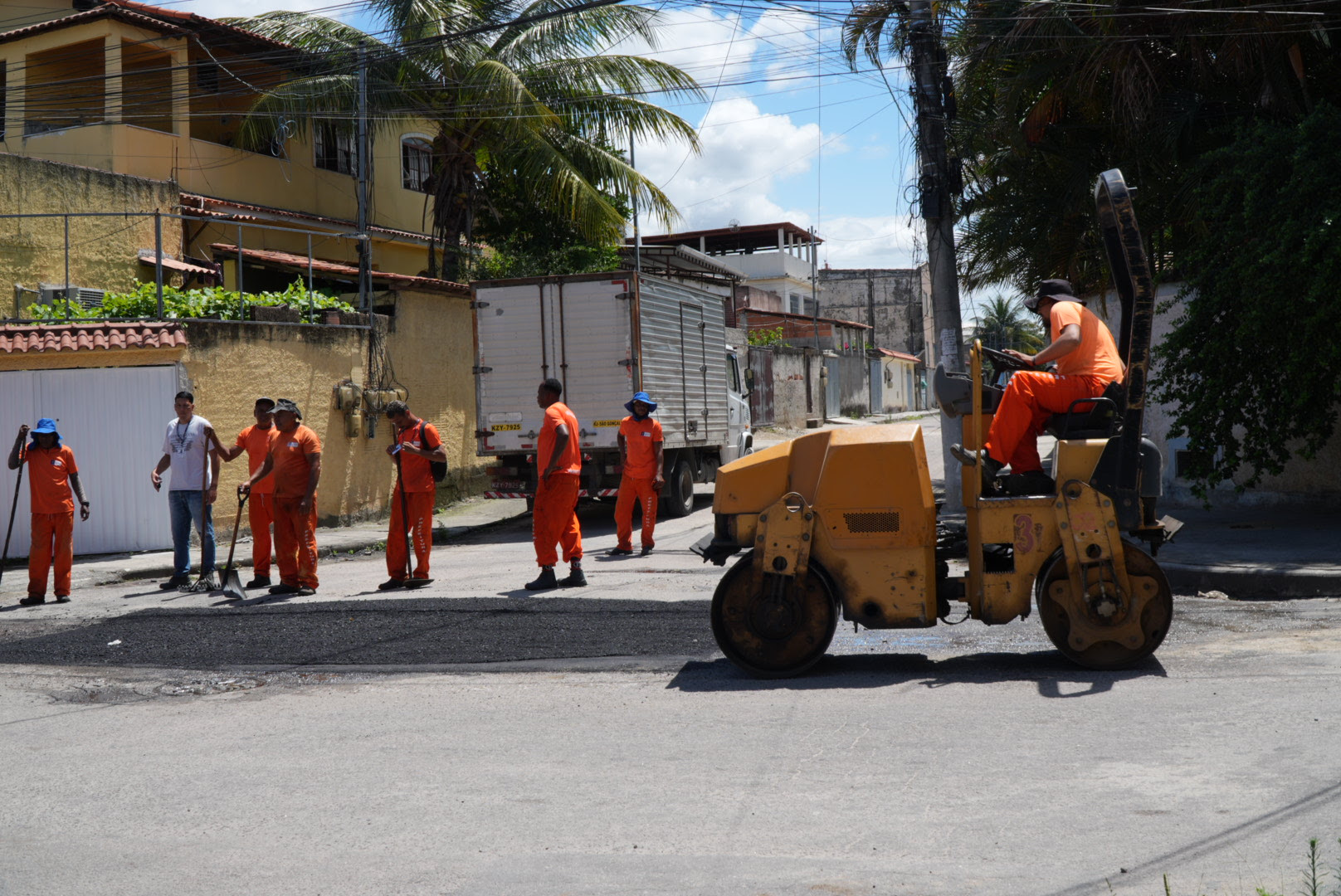Prefeitura utiliza mais de 82 toneladas de massa para recompor asfalto em apoio à Operação Barricada Zero em uma semana