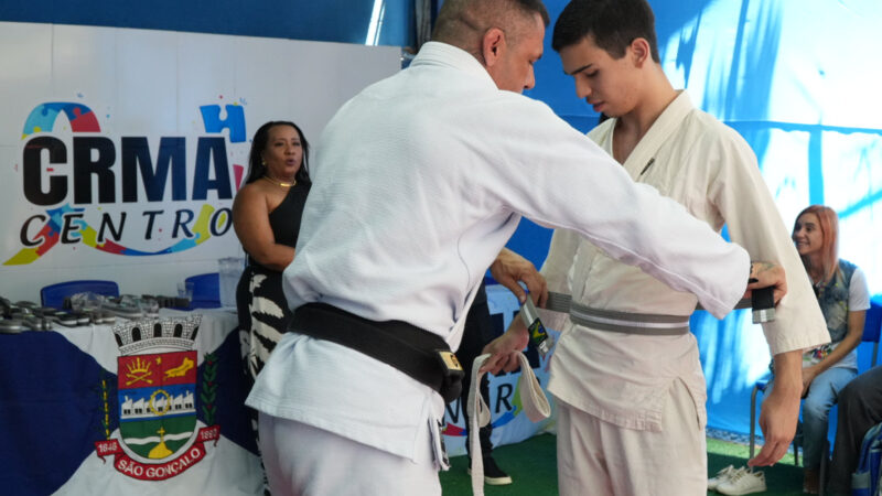 Assistidos do Centro de Referência do Autista trocam faixa no Jiu-Jítsu