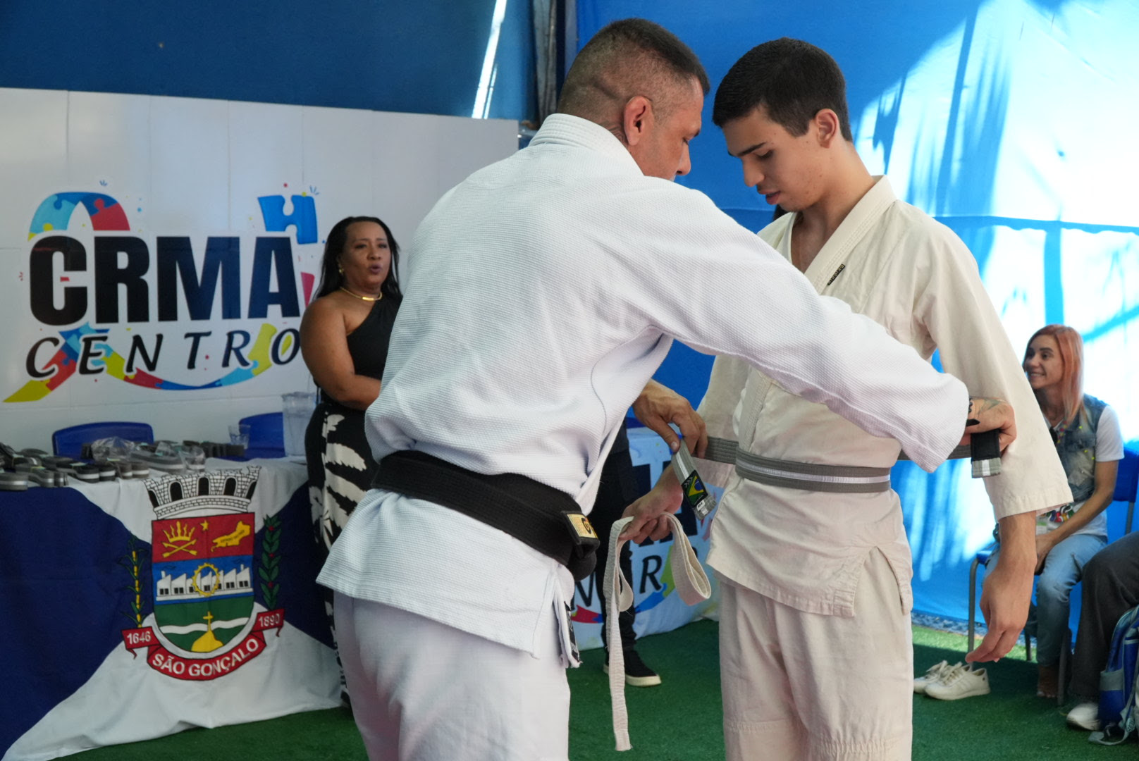 Assistidos do Centro de Referência do Autista trocam faixa no Jiu-Jítsu